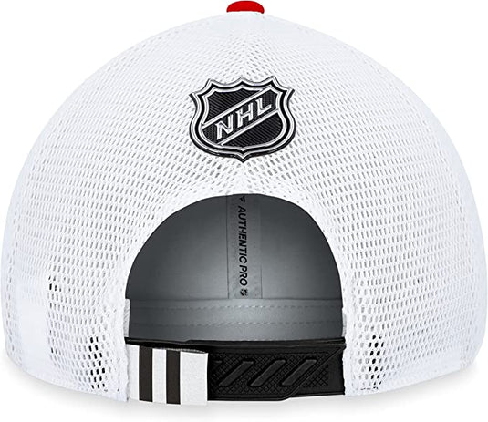 Casquette de camionneur sur scène du repêchage 2023 de la LNH des Blackhawks de Chicago