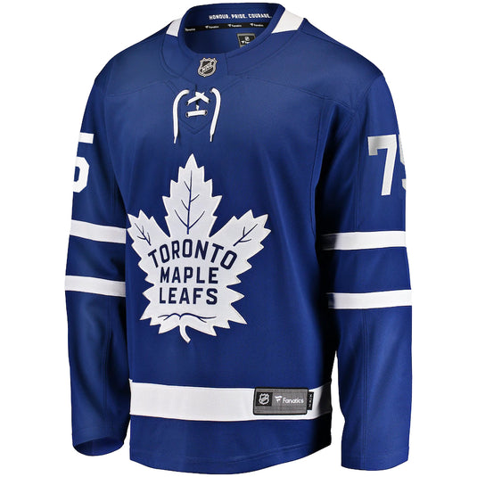 Ryan récupère le maillot à domicile des fanatiques de la LNH des Maple Leafs de Toronto