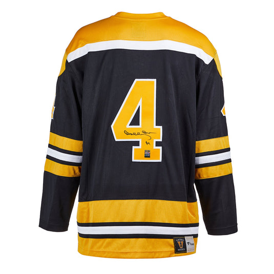 Bobby Orr a signé le maillot domicile des Bruins de Boston