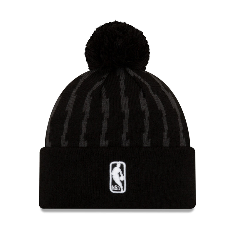 Chargez l&#39;image dans la visionneuse de la galerie, Toronto Raptors NBA Authentics City Series Holiday Pack Tuque en tricot à pompon rayé noir
