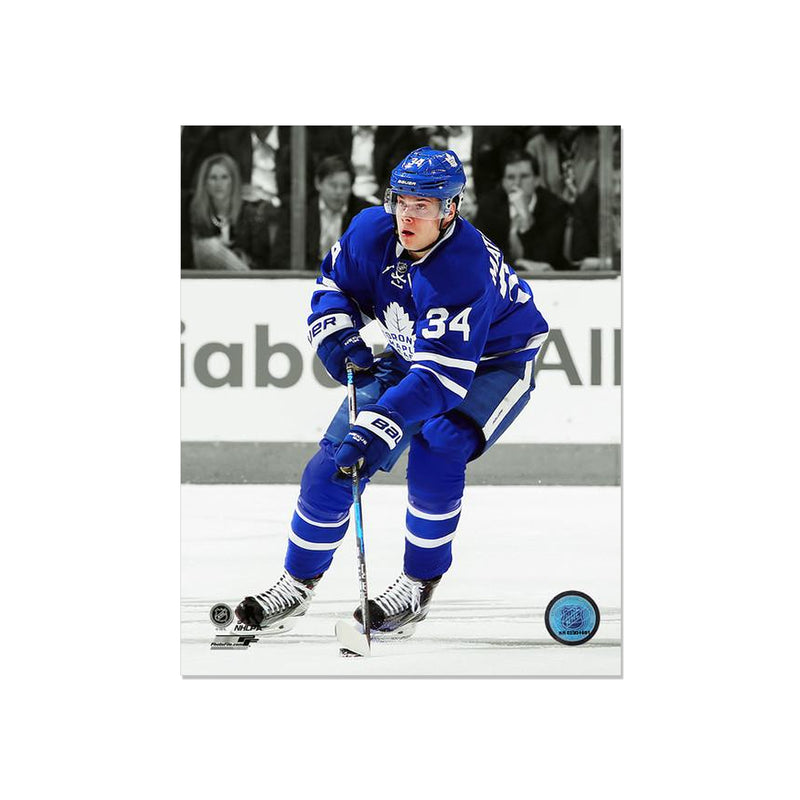 Chargez l&#39;image dans la visionneuse de la galerie, Photo encadrée gravée des Maple Leafs de Toronto d&#39;Auston Matthews - Pleins feux sur l&#39;action
