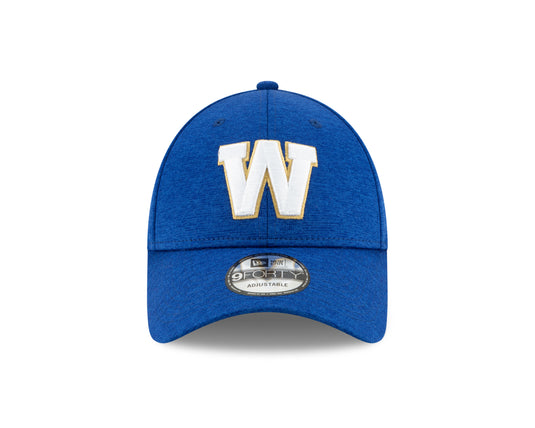 Casquette 9FORTY sur le terrain de la LCF des Blue Bombers de Winnipeg