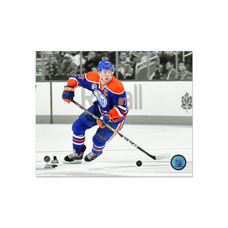 Chargez l&#39;image dans la visionneuse de la galerie, Photo encadrée gravée de Connor McDavid des Oilers d&#39;Edmonton - Action Captain Spotlight
