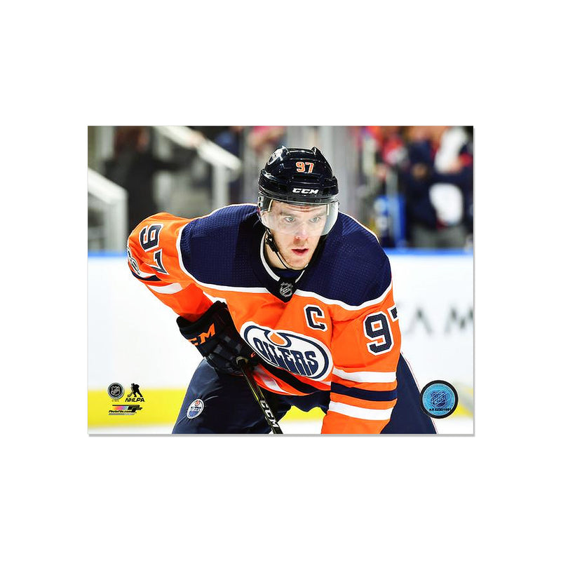 Chargez l&#39;image dans la visionneuse de la galerie, Connor McDavid Edmonton Oilers Photo encadrée gravée – Capitaine Gros plan
