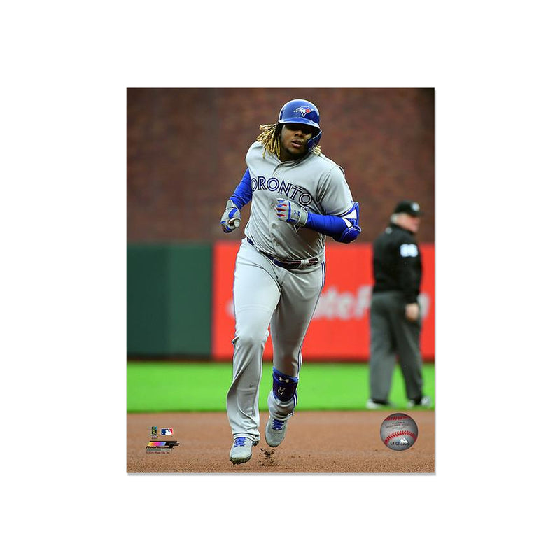 Chargez l&#39;image dans la visionneuse de la galerie, Vladimir Guerrero Jr. Photo encadrée gravée des Blue Jays de Toronto – 1er coup de circuit en carrière
