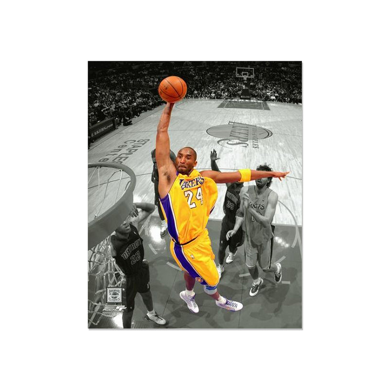 Chargez l&#39;image dans la visionneuse de la galerie, Kobe Bryant Los Angeles Lakers Photo encadrée gravée – Action Spotlight Dunk
