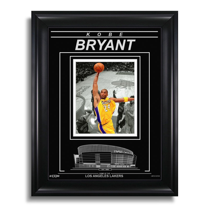 Chargez l&#39;image dans la visionneuse de la galerie, Kobe Bryant Los Angeles Lakers Photo encadrée gravée – Action Spotlight Dunk

