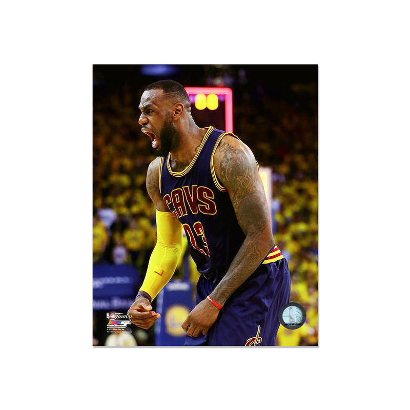 Chargez l&#39;image dans la visionneuse de la galerie, LeBron James Cleveland Cavaliers Photo encadrée gravée – Gros plan
