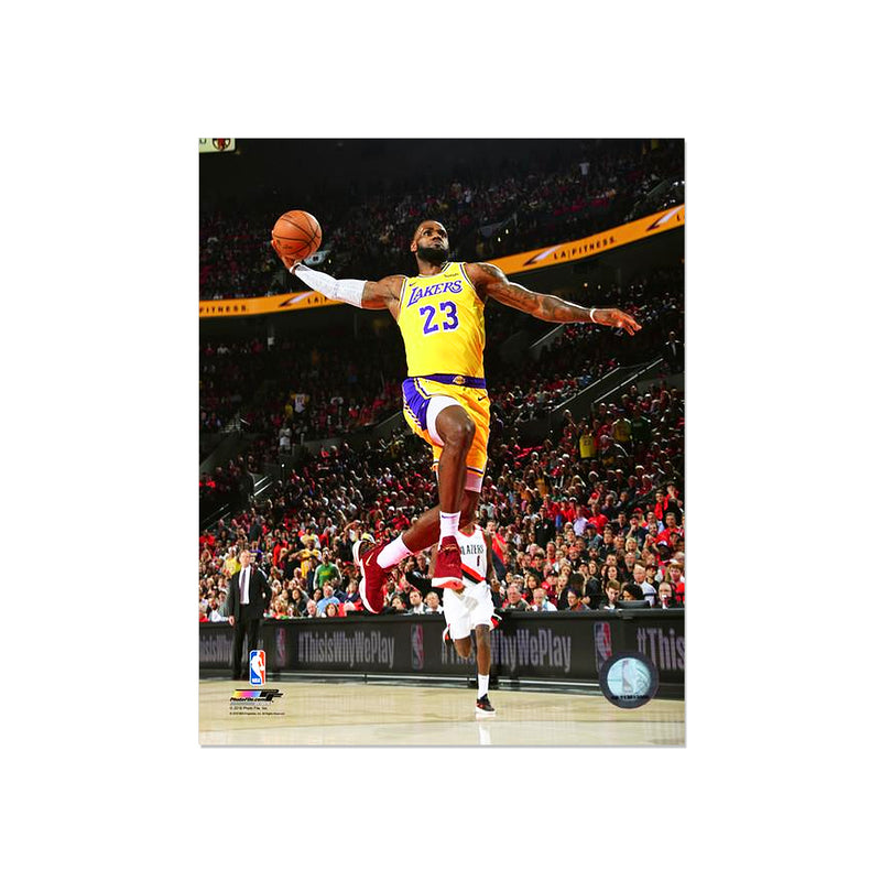 Chargez l&#39;image dans la visionneuse de la galerie, LeBron James Los Angeles Lakers Photo encadrée gravée – Signature Dunk
