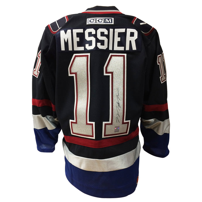 Mark Messier a signé le maillot des Canucks de Vancouver