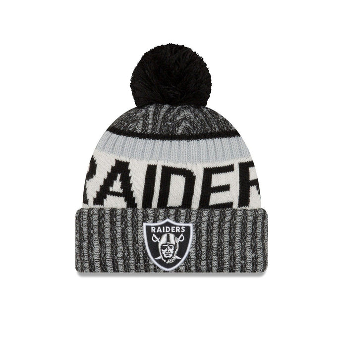 Tuque à pompon en tricot de sport sur le terrain des Las Vegas Raiders