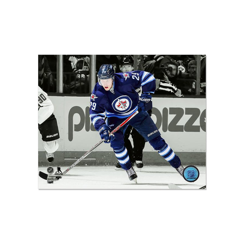 Chargez l&#39;image dans la visionneuse de la galerie, Patrik Laine Winnipeg Jets Photo encadrée gravée – Pleins feux sur l&#39;action
