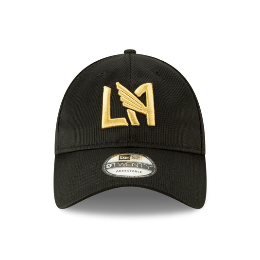 Casquette de l'équipe 9TWENTY sur le terrain de la MLS du Los Angeles FC