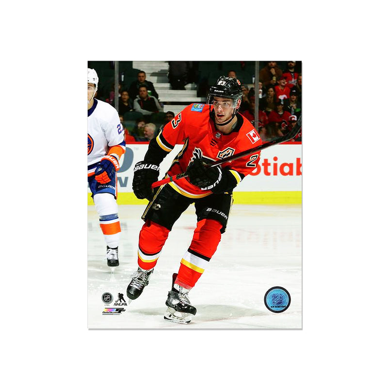 Chargez l&#39;image dans la visionneuse de la galerie, Sean Monahan Calgary Flames Photo encadrée gravée – Gros plan
