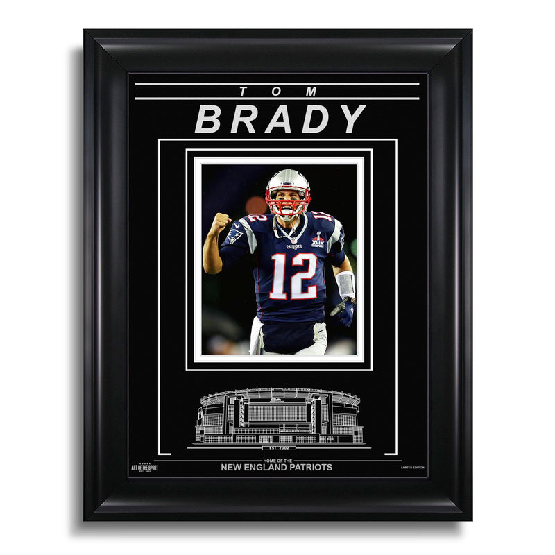 Chargez l&#39;image dans la visionneuse de la galerie, Tom Brady New England Patriots Photo encadrée gravée – Face à l&#39;action
