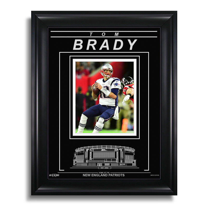 Chargez l&#39;image dans la visionneuse de la galerie, Tom Brady New England Patriots Photo encadrée gravée – Action Super Bowl LI Throw
