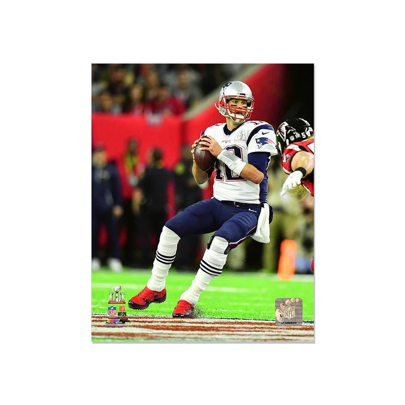 Chargez l&#39;image dans la visionneuse de la galerie, Tom Brady New England Patriots Photo encadrée gravée – Action Super Bowl LI Throw
