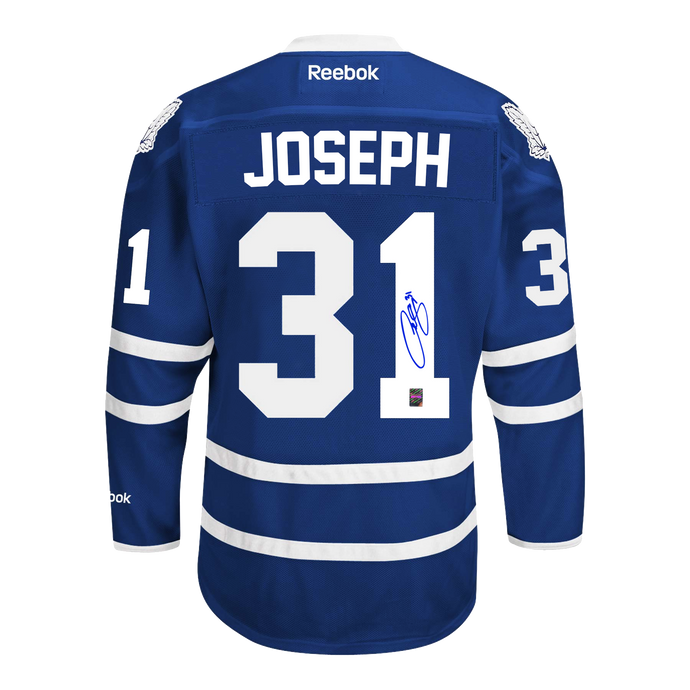 Curtis Joseph a signé le maillot domicile des Maple Leafs de Toronto