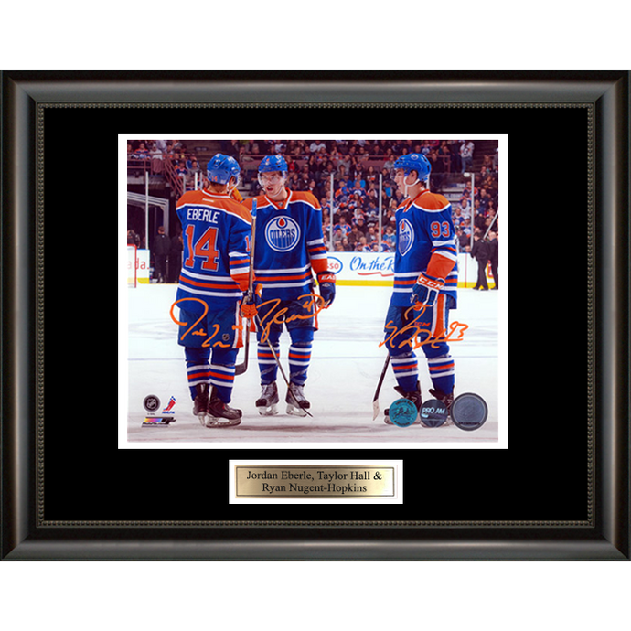 Jordan Eberle, Taylor Hall et Ryan Nugent-Hopkins ont signé une photo encadrée des Oilers d'Edmonton