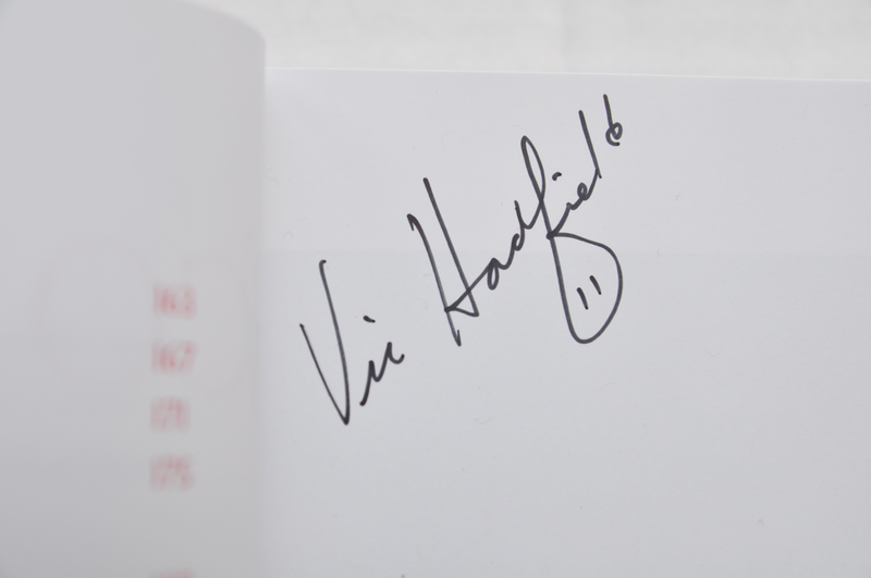 Chargez l&#39;image dans la visionneuse de la galerie, Vic Hadfield a signé le livre à couverture rigide Équipe Canada 1972 : 40e anniversaire
