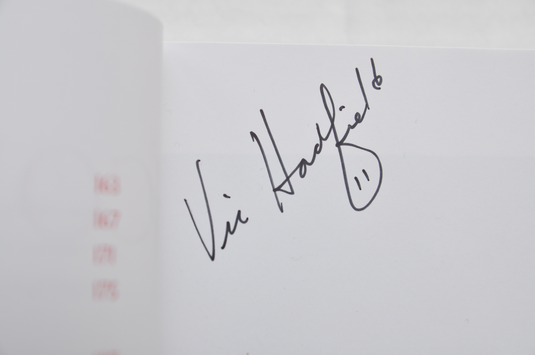 Vic Hadfield a signé le livre à couverture rigide Équipe Canada 1972 : 40e anniversaire