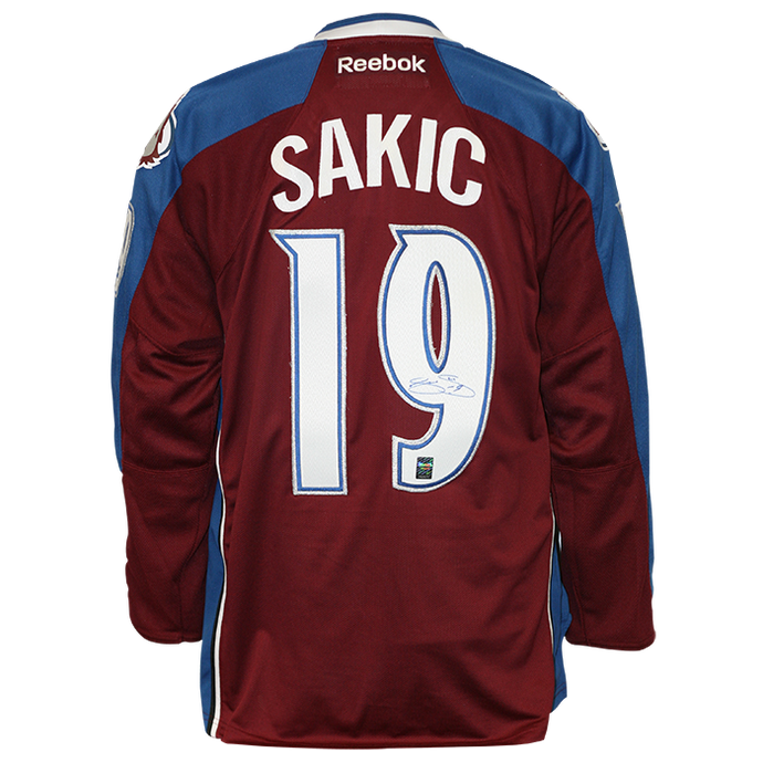 Joe Sakic a signé le maillot de l'Avalanche du Colorado