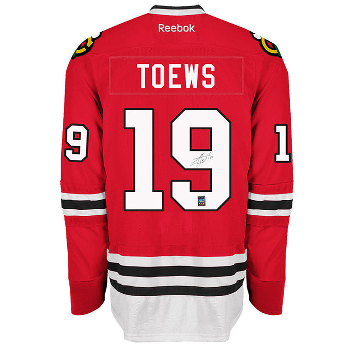 Jonathan Toews a signé le maillot des Blackhawks de Chicago 