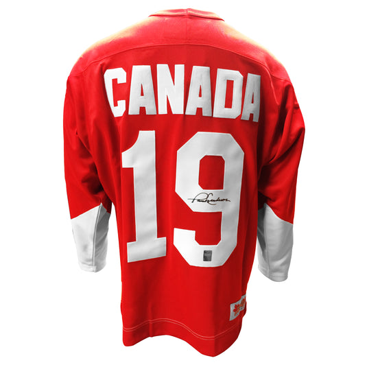 Paul Henderson a signé le maillot domicile d'Équipe Canada 1972