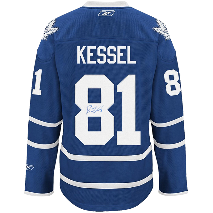 Phil Kessel a signé le maillot des Maple Leafs de Toronto