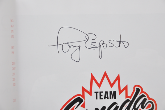 Tony Esposito a signé le livre à couverture rigide Équipe Canada 1972 : 40e anniversaire